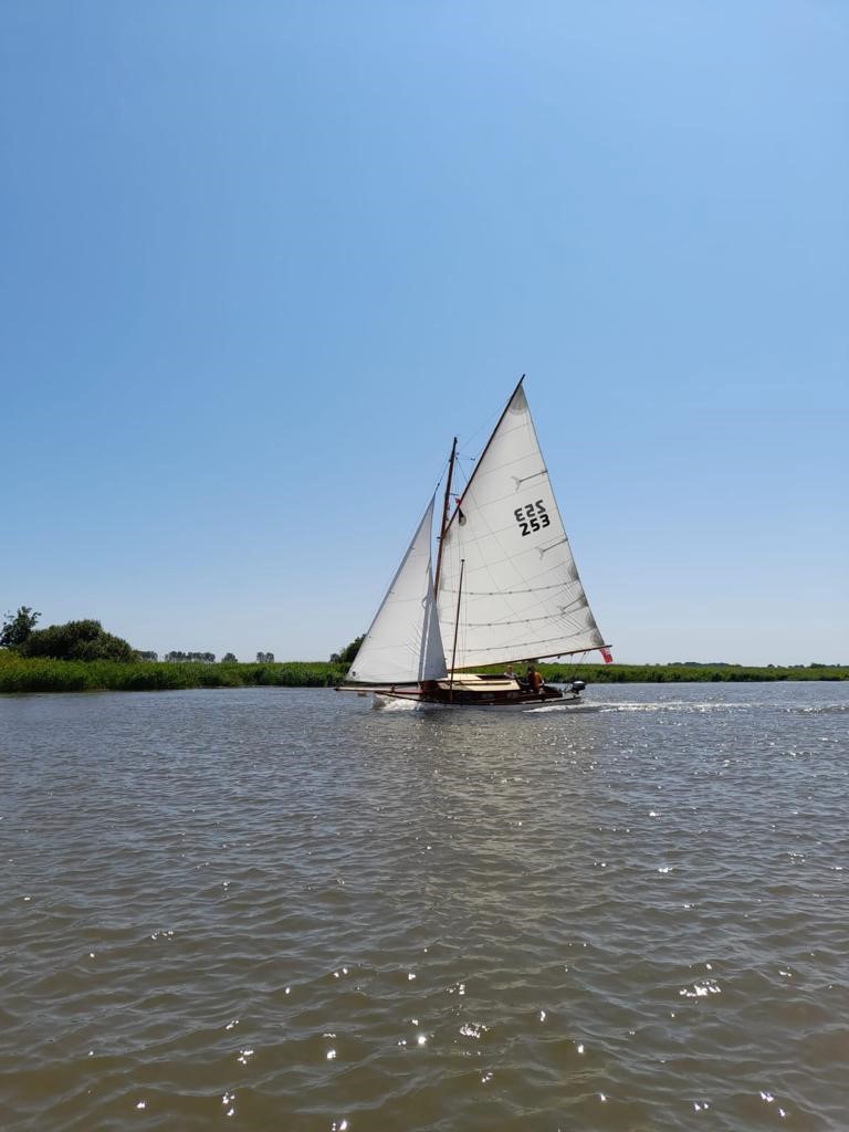 27 Ranger sailing past Cantley